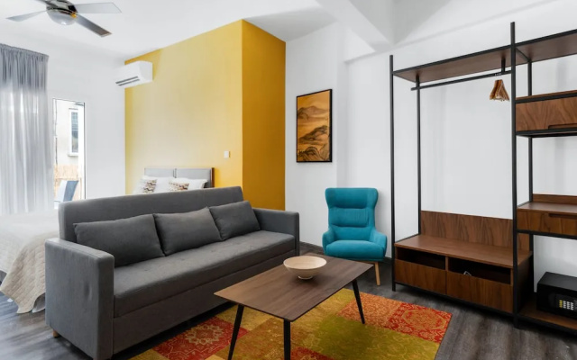 Sanders Center - Nice Studio Apt With Balcony