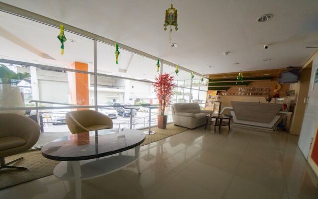 RedDoorz Apartment near Golden City Mall