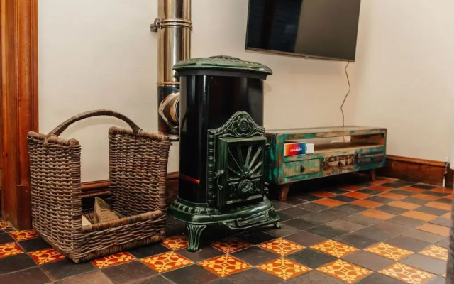 Aston Pottery - From 250 Per Night