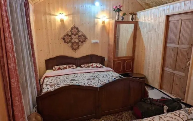 Golden Hopes Group Of Houseboats