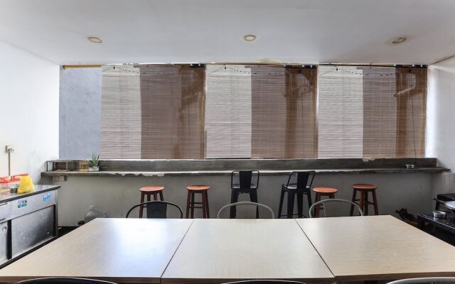 SPOT ON 90236 Zigzag Travellers Home - Hostel