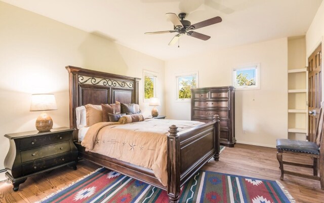 Encantada - Spacious and Luxurious Home, Walk to The Plaza