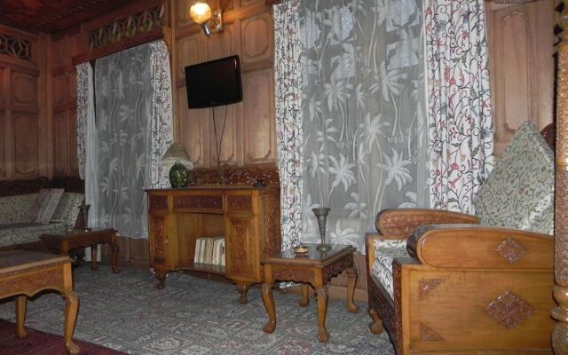 Shabrose Heritage Houseboats