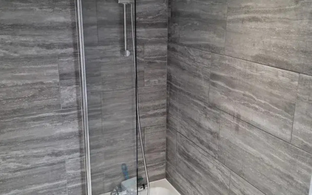 360 Serviced Accommodations - Waterfront Retreat - Modern Apartment