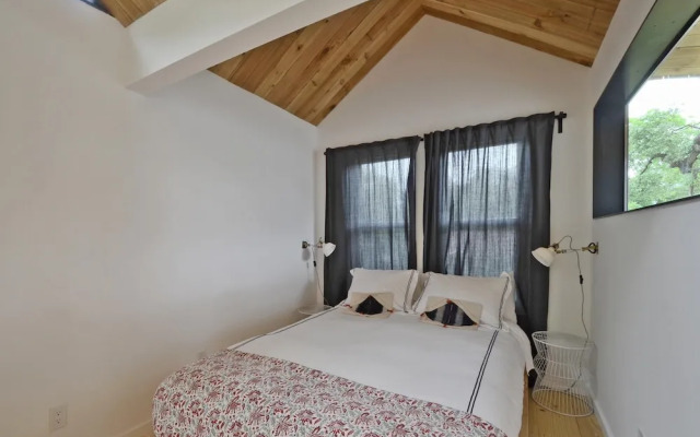 1BR SoCo Treehouse Studio by RedAwning