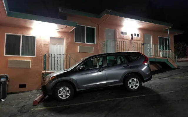 Travis Lodge Motel 16