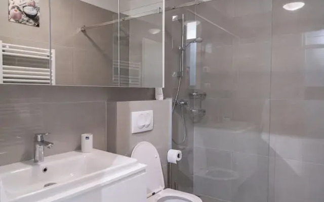 Apartment Wing 77
