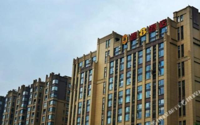 Super 8 Hotel Chengdu West Near Baicaolu Subway Station