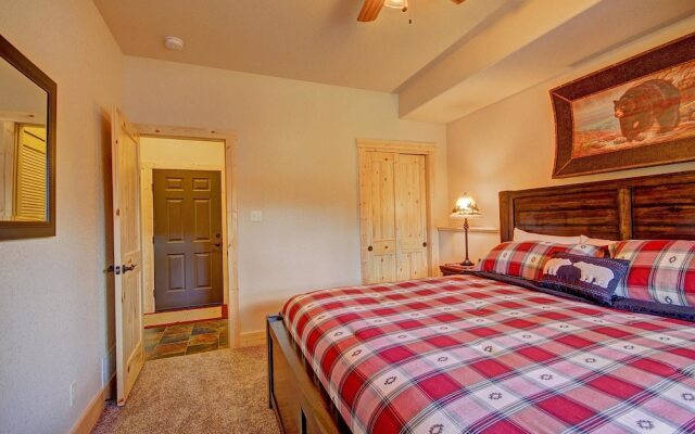 Grand Moose Lodge 3 Bedroom Home by RedAwning