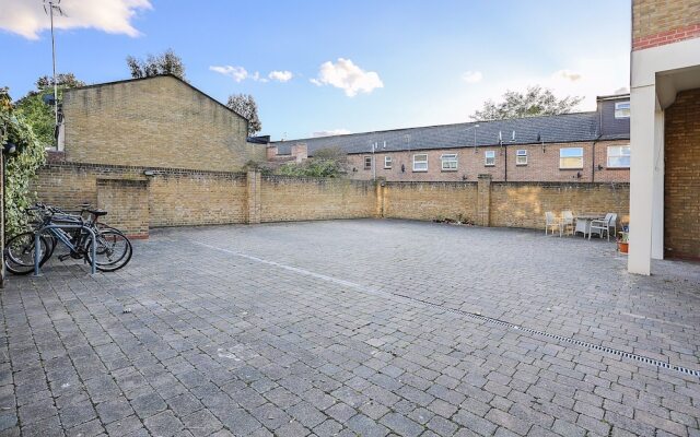 Spacious 4 Bedroom Home in East London