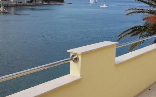 Sea view apartment near the beach 1-Jelsa center