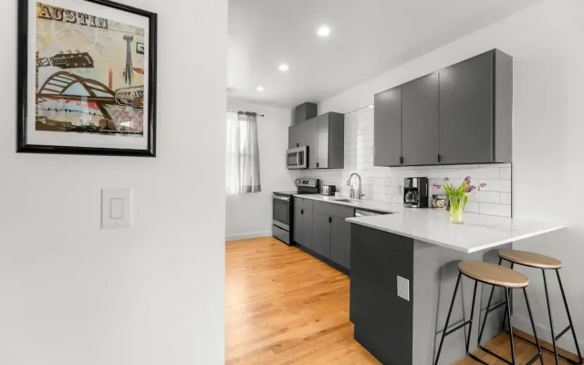 2-Bedroom East Austin Condo-Free Parking