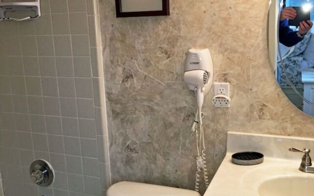 Holiday Towers 206 3 Br condo by RedAwning