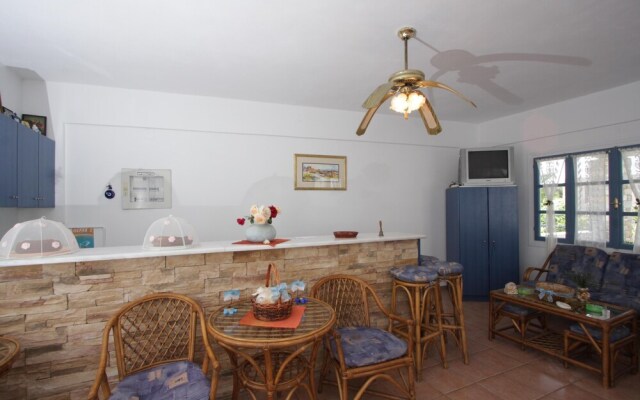 Manos Syros Rooms & Apartments