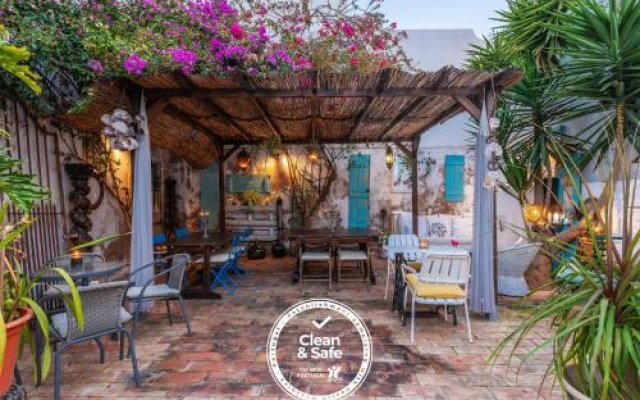 Casa Dos Arcos Boutique Hostel & Suites