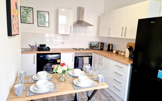 Burnley Terraced House by Bevolve - Free Parking