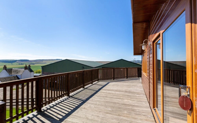 Woodpecker Lodge With Hot Tub Near Cupar, Fife