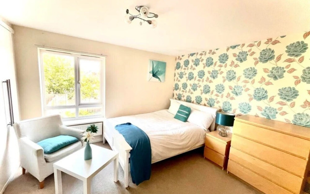 Lakeside Stylish 3 Bedroom House