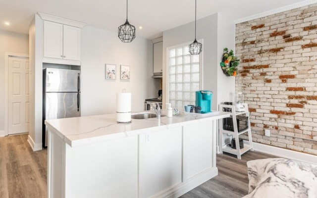 Stunning 1BR Apt - Prime Location -brand New