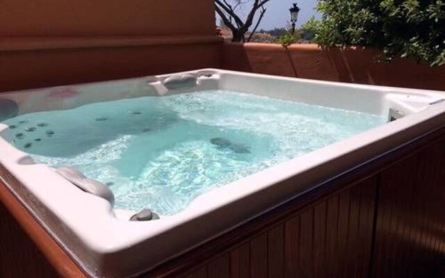 3 Bedroom Apartment with Jacuzzi JO2