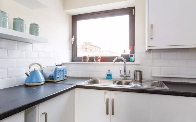 Central Flat in Londons Battersea Sleeps 6