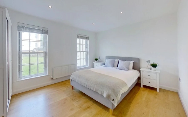 BookedUK - Cosy but spacious apartment
