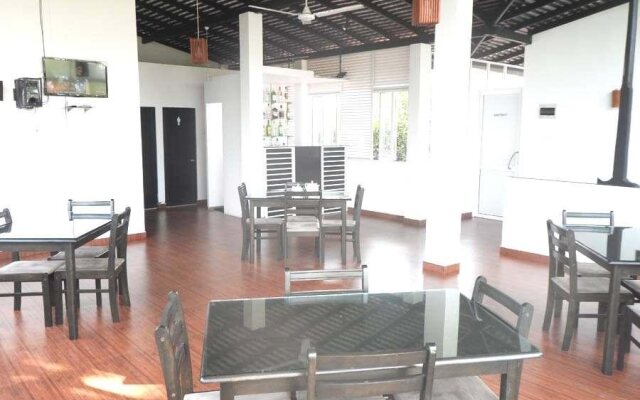 Tharusha Holiday Inn