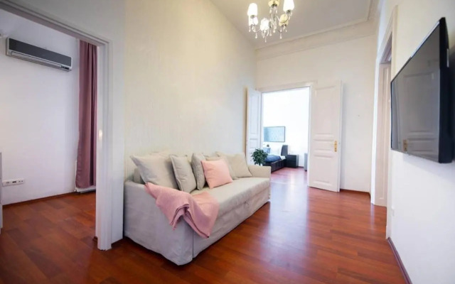 Very central convenient large AC place
