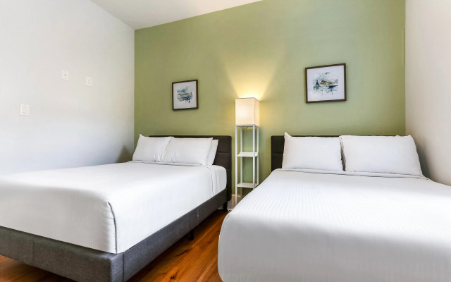 Spacious 5 BR Retreat with Pool - Near It All