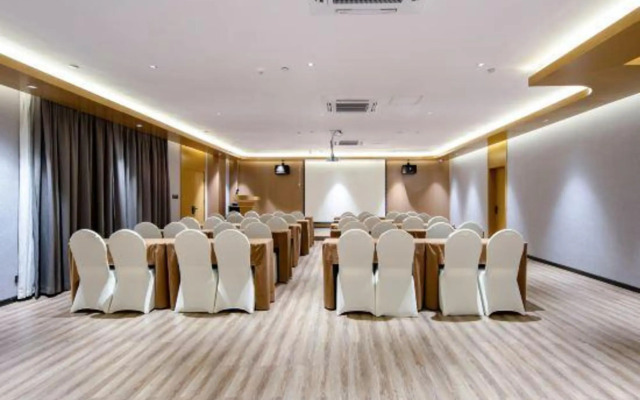 Yeste Hotel (Nanning Xianhu Wuhe University Town Pumiao)