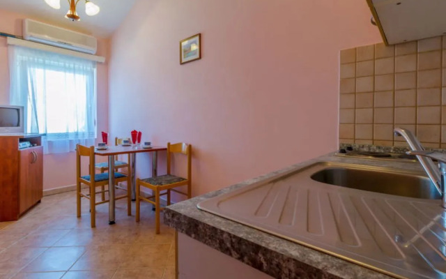 Apartment Delfin Karlobag 31811