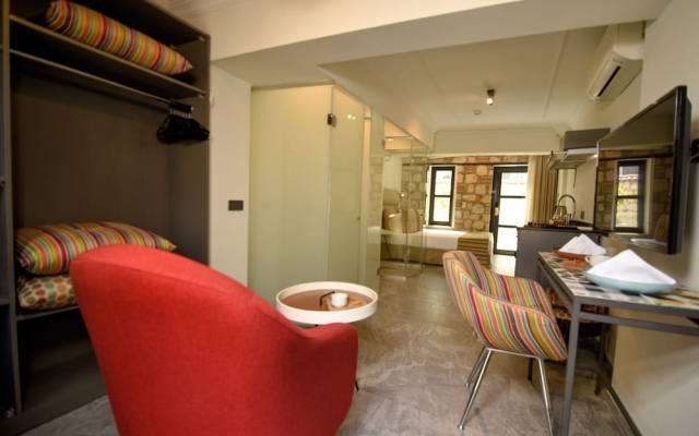 Chic Studio Flat with Patio SARDUNYA