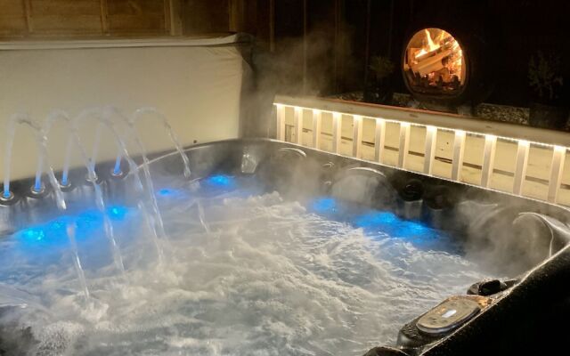 Modern Holiday Home in Bristol with Hot Tub