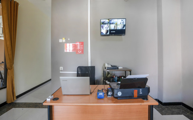 RedDoorz Syariah near Airlangga University Campus B