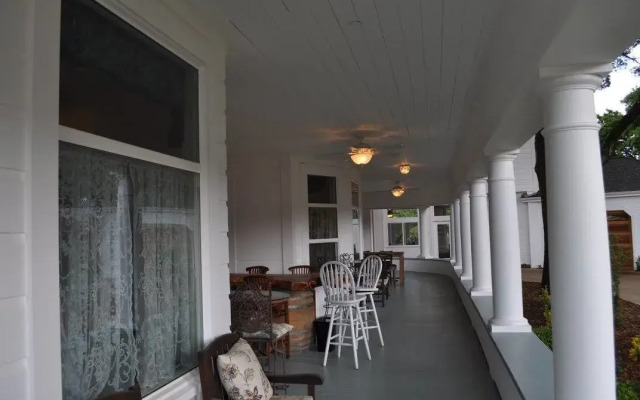 The River Belle Inn
