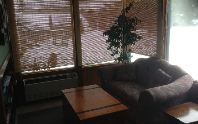 Algonquin Lakeside Inn