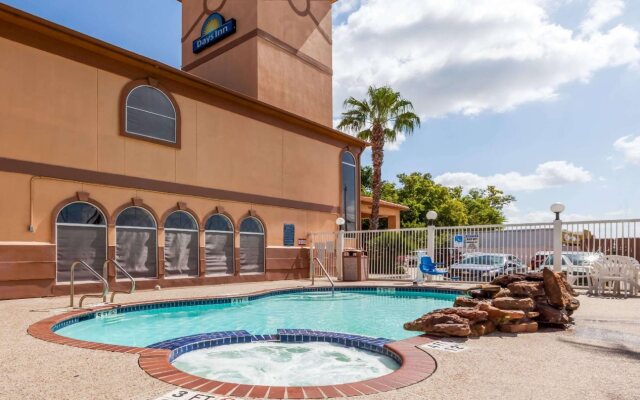 Days Inn & Suites by Wyndham Pasadena