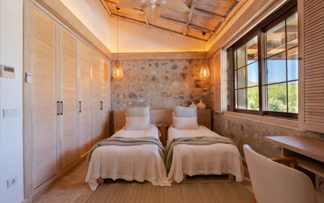 Izz Getaway – Adults Only