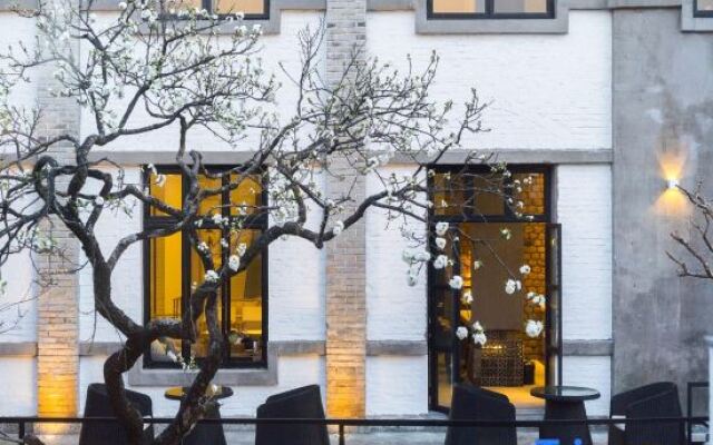 Tengchong and Shunhai Yan College Inn