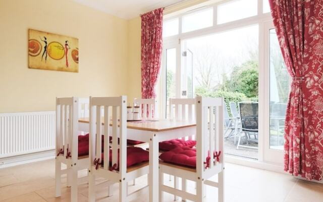 Amazing 3-bedroom Garden Flat for 6 in Ealing