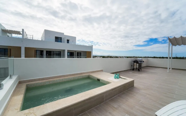4 Bedroom Beach Penthouse w Private Rooftop