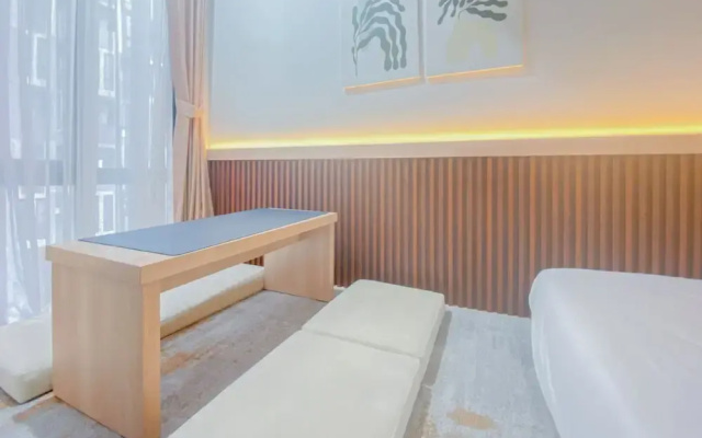 Minimalist And Homey Studio Apartment At The Alton