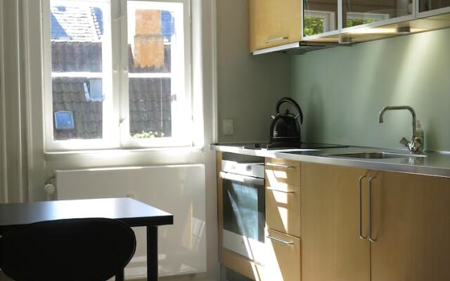 Studio near Queen 1143 - 1