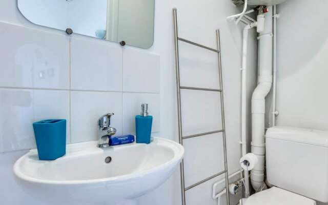 Quaint Apartment With Rooftop Views of Montmarte