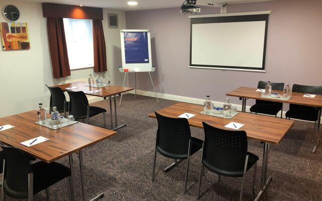 Holiday Inn Express London Gatwick - Crawley by IHG