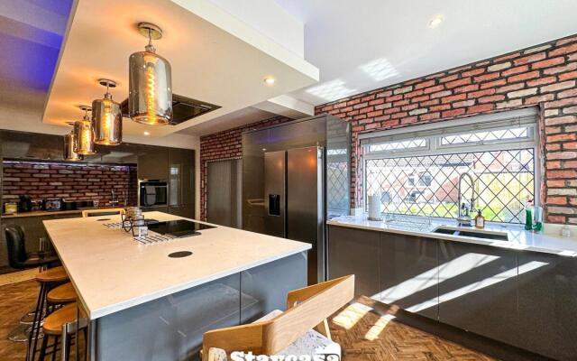 Beautiful Detached Villa - Jacuzzi Bath - Parking