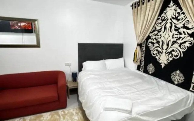 OYO Unique Guestroom - Farnworth, Easy Access to Bolton