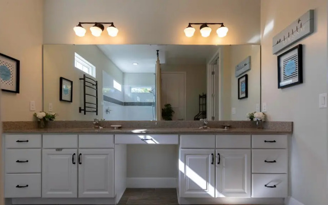 Amazing Beach House Near the Parks