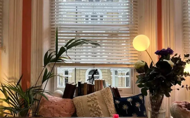 Colourful and Stylish 1 Bedroom Flat in Kensington