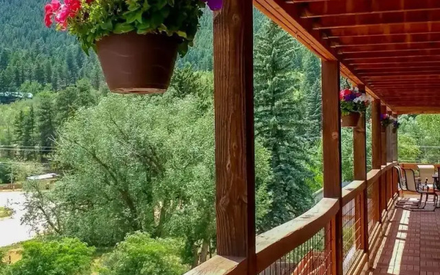 The Green Mountain Falls Lodge